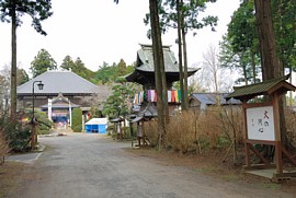 正面に見えるのが本堂